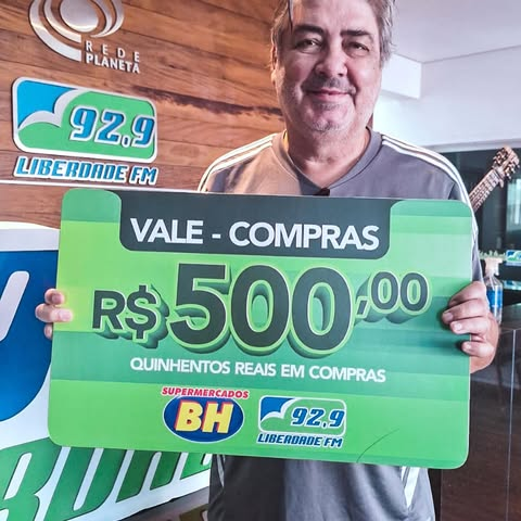 Ouvinte da Liberdade FM 92.9 com o vale-compras de R$ 500