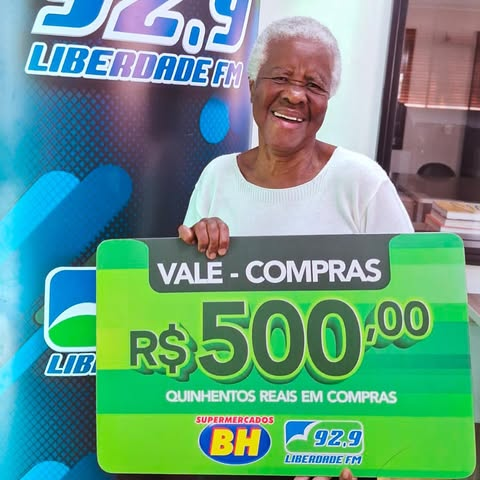 Ouvinte da Liberdade FM 92.9 com o vale-compras de R$ 500