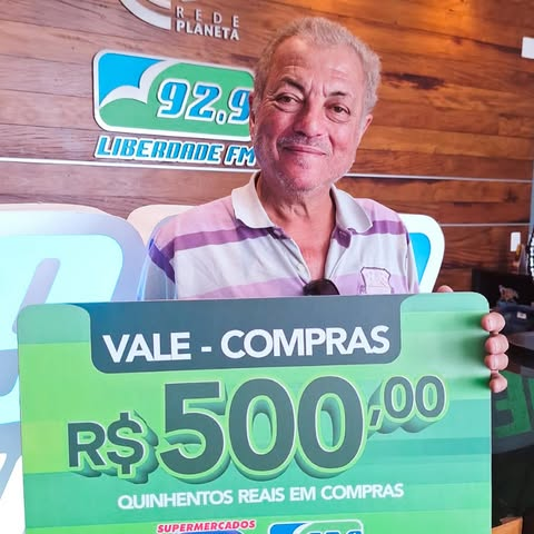 Ouvinte da Liberdade FM 92.9 com o vale-compras de R$ 500