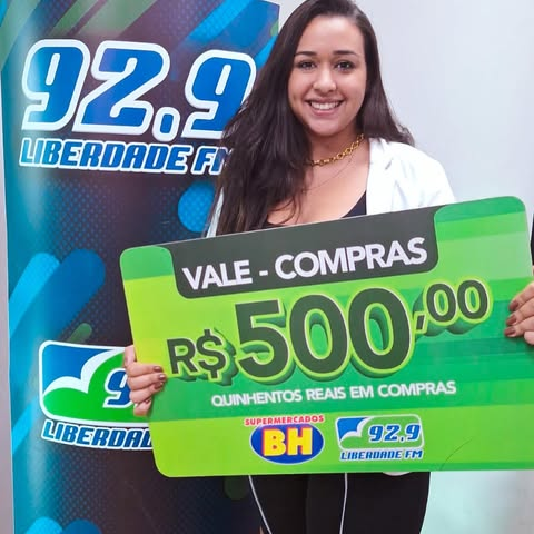 Ouvinte da Liberdade FM 92.9 com o vale-compras de R$ 500