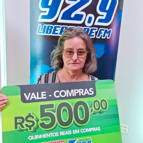Ouvinte da Liberdade FM 92.9 com o vale-compras de R$ 500