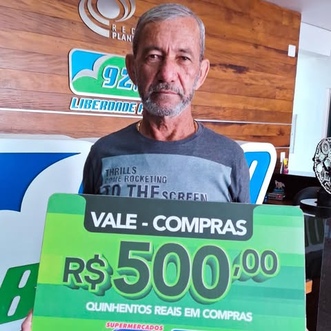 Ouvinte da Liberdade FM 92.9 com o vale-compras de R$ 500