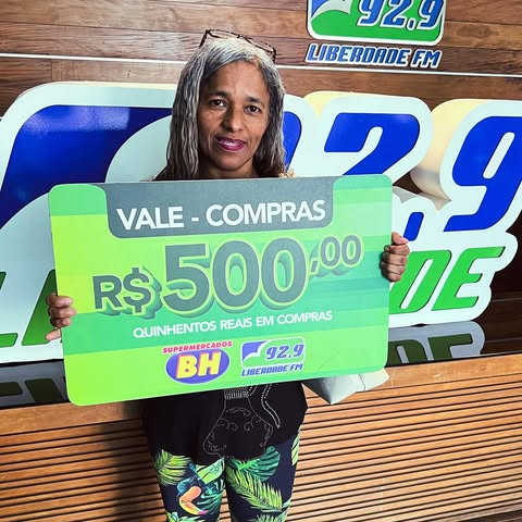 Ouvinte da Liberdade FM 92.9 com o vale-compras de R$ 500